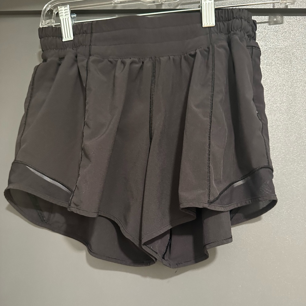 Lululemon size 6 Hotty Hot Low-Rise Lined Short 2.5" | Women's Shorts.